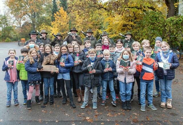 Waldjugendspiel-Leiter Michael Hundt (l.) und der Bläserchor der Kölner Jägerschaft gratulierten der Siegerklasse, der 4a der GGS Volberger Weg. | Foto: König