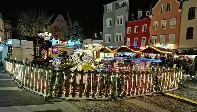 Für die kleinen Besucher steht die Schweinchenbahn in diesem Jahr mitten auf dem Markt zur Verfügung.  | Foto: Heike Löhrer 