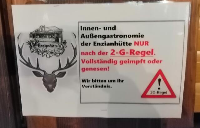 Auch an der Enzianhütte ein Hinweis auf 2G. | Foto: Heike Löhrer 