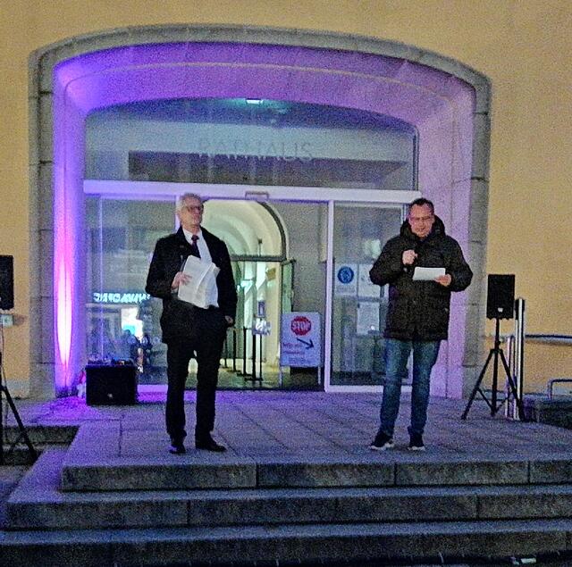 Dieter Freytag und Frank Pohl eröffneten den Weihnachtsmarkt am 23.12. pünktlich um 17 Uhr.  | Foto: Heike Löhrer 