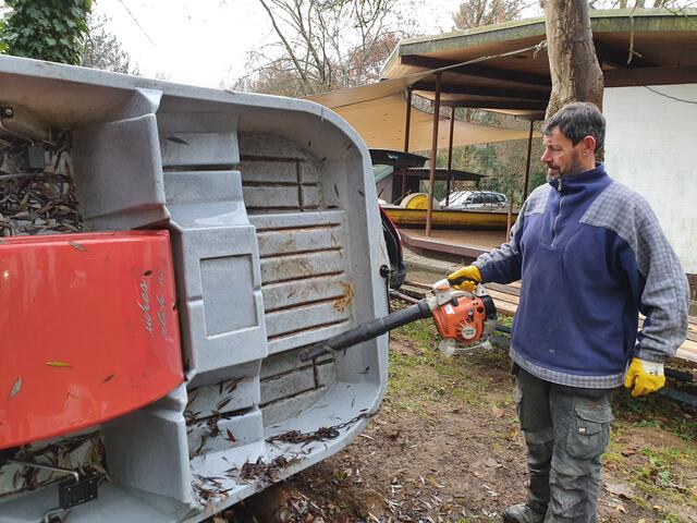 Holger Sengelhoff bei der Reinigung des Tretbootes, das aus Dattenfeld ausgeliehen wurde. | Foto: Stefan Läer