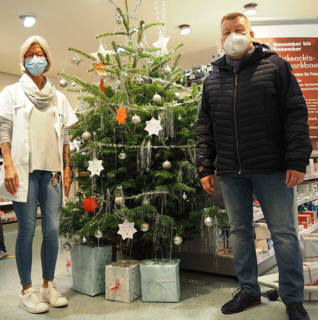 Der Wunschbaum der IG Zollstock im Wandel, für Senioren in Zollstocker Senioreneinrichtungen, im DM am Höninger Weg, rechts Karin Gregor von DM, links Manfred Kaiser von der IG Zollstock im Wandel. | Foto: Broch