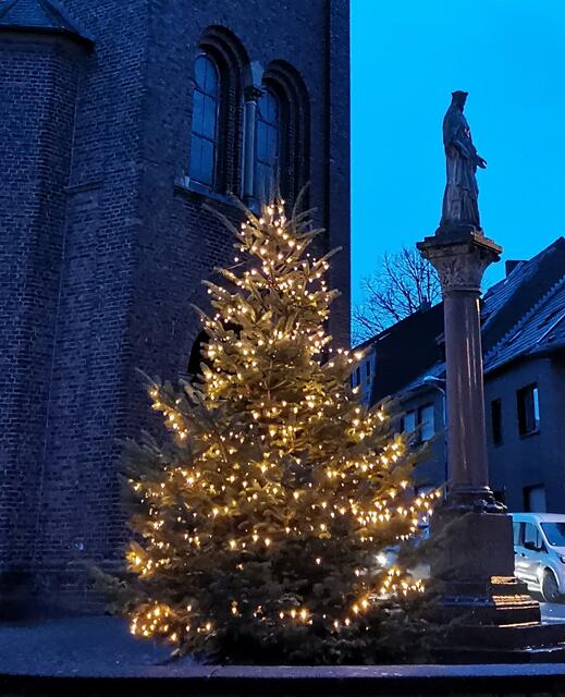 Vor der Kirche St. Lambertus stellte der Theaterverein wieder einen Weihnachtsbaum auf.