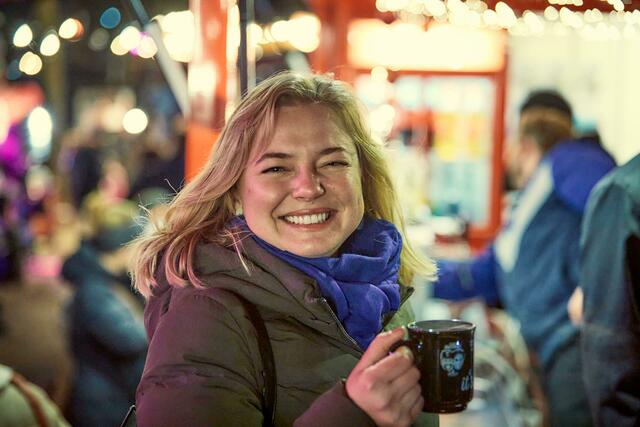 Der Glühwein schmeckt dieser am Dame am Karl-Schwering-Platz. | Foto: Krzysztof Swider