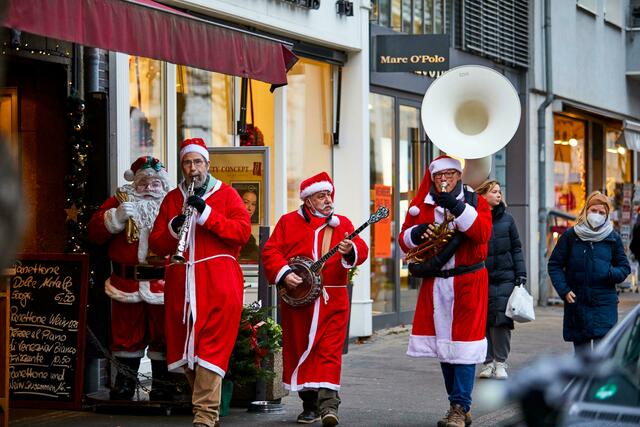 Die "Music Marching Band" ging über die Dürener Straße. | Foto: Krzysztof Swider