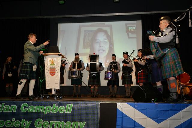 Kai Mönnich, im Gespräch zugeschaltet: Ehrengast Dr. Alexandra Stein, SOS Pipes &amp; Drums | Foto: Bildrechte: Michael Enders, Fotograf Maxx Hoenes 