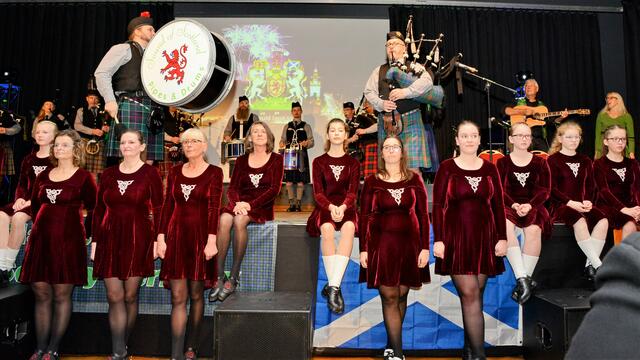 Bon(n)Roses und Sound of Scotland Pipes &amp; Drums  | Foto: Bildrechte: Michael Enders, Fotograf Maxx Hoenes 