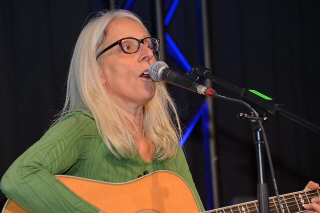 Beate Wille, Gesang und Gitarre, "An Clochan" | Foto: Bildrechte: Michael Enders, Fotograf Maxx Hoenes 