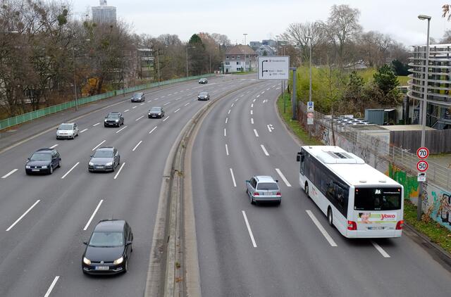 Die Nippeser Bezirksvertretung fordert eine Expressbuslinie entlang der Inneren Kanalstraße, um die Innenstadt zu entlasten und die Fahrtzeiten zu verkürzen.  | Foto: Roland Schriefer