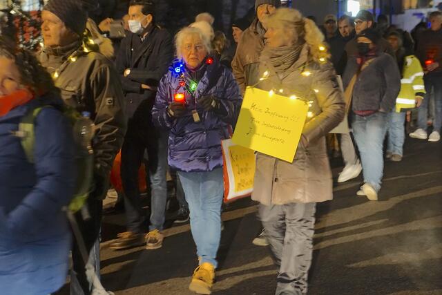 Kein Abstand und die Allermeisten ohne Maske. Dafür mit Lichterketten um den Hals. | Foto: dru