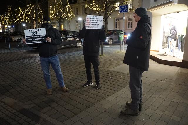 Vereinzelter Protest am Straßenrand. Die Diskussion mit Demonstranten ist immer nur kurz. | Foto: dru