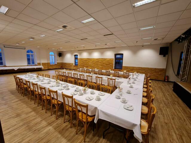 Der große Saal im Obergeschoss kann mit oder ohne Bühne gemietet werden.