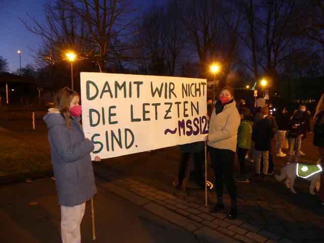 Die Teilnehmer des Protestzuges sammelten sich mit ihren Schildern und Bannern frühmorgens an der Endhaltestelle der Stadtbahn-Linie 66. | Foto: Gast