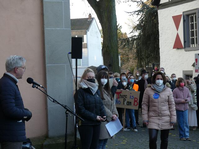 Die Redner Dr. Norbert Röttgen, Alina Münz und Nicole Westig (1., 3. &amp; 4. vv.li.) waren bei der Kundgebung auf dem Marktplatz von Demonstranten umringt.  | Foto: Gast