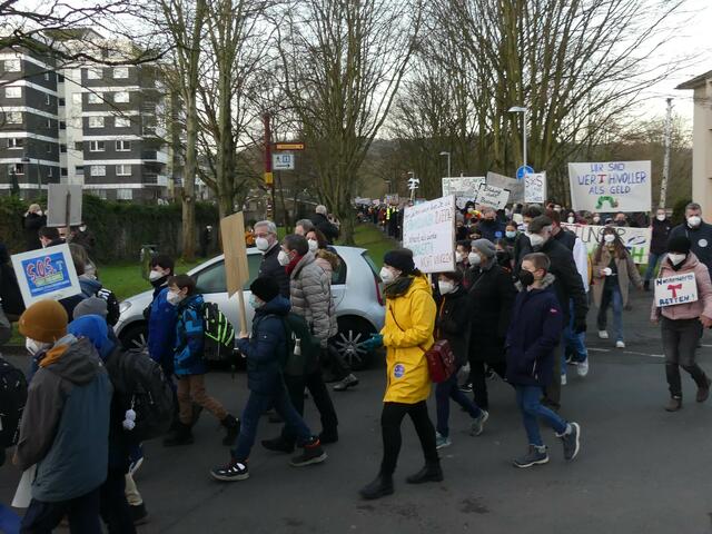 Mittendrin im Demonstrationszug gingen die beiden Bundestagsabgeordneten Dr. Norbert Röttgen und Nicole Westig mit. | Foto: Gast