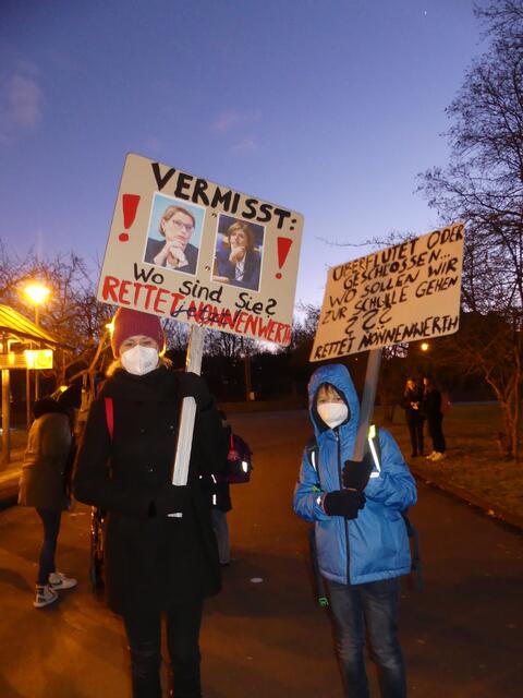 Die Teilnehmer des Protestzuges sammelten sich mit ihren Schildern und Bannern frühmorgens an der Endhaltestelle der Stadtbahn-Linie 66. | Foto: Gast