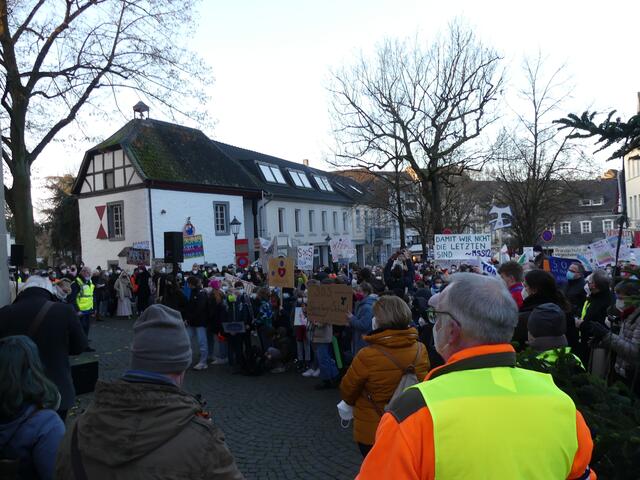 Etwa 600 Demonstranten füllten den Marktplatz vor der Kirche Sankt Johann Baptist.  | Foto: Gast