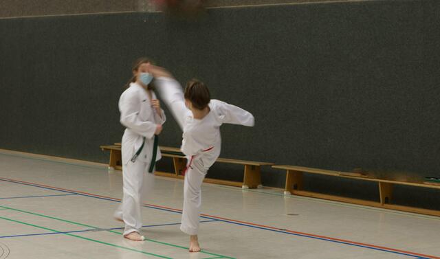 Taekwondo Kerpen: Beim sogenannten Einschrittkampf, wird das Gefecht mit einem Gegner ohne Berührung trainiert. Allerdings kommen sich die Sportler schon sehr nahe. | Foto: ©Torsten Rabe