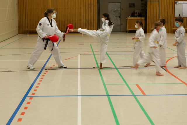 Taekwondo Kerpen: Auch am Schlagkissen, genannt Pratze, ist voller Einsatz gefragt, um den Prüfer zu überzeugen. | Foto: ©Torsten Rabe
