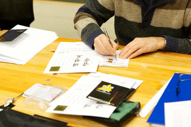 Nach Theorie und Praxis muss dann der Prüfer noch einmal richtig ran. Es müssen Pässe und Urkunden ausgefüllt, gestempelt und unterschrieben werden. Am Ende noch einmal ein ordentliches Stück Arbeit. | Foto: ©Torsten Rabe