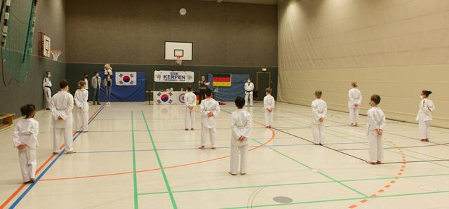 Taekwondo Kerpen: Aufstellung vor dem Prüfer. Klaus Ermler (8. Dan) prüfte die Leistungen der Sportler. | Foto: ©Torsten Rabe
