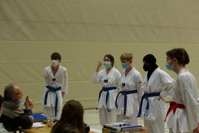 Die Praxis war okay. Aber auch ein bisschen Theorie über Teakwondo ist gefragt, wenn man sich den nächsten Gürtel verdienen will. | Foto: ©Torsten Rabe