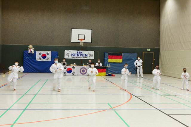 Die Anfänger des SSK-Taekwondo-Teams haben die Prüfung eröffnet und können sich jetzt über einen gelben Streifen in ihrem Gürtel freuen. Der erste Schritt zum berühmten schwarzen Gürtel ist getan. | Foto: ©Torsten Rabe