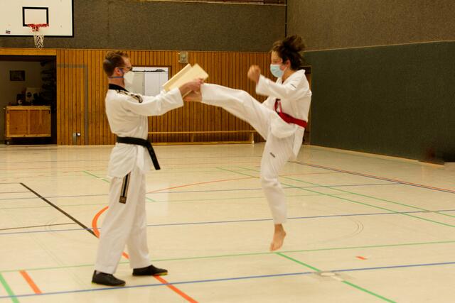 Taekwondo Kerpen: Das Brett kann dem Fußtritt nicht stand halten. So soll es sein. | Foto: ©Torsten Rabe