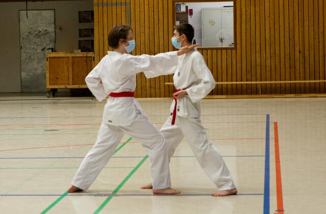 Taekwondo Kerpen: Eine Handkante zum Hals ist nichts für Anfänger. Diese beiden jungen Herren haben ihre letzte Kup-Prüfung (Schüler-Prüfung) absolviert und tragen jetzt schon erstes schwarz in ihrem Gürtel. Die nächste Stufe ist dann der 1. Dan.