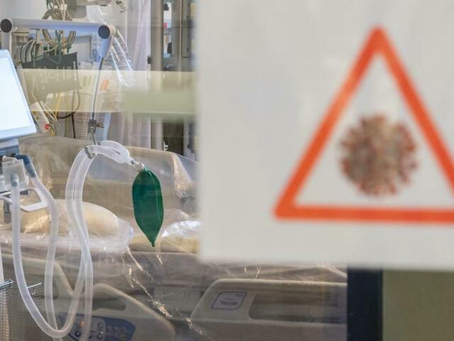 Es sind aktuell zwar mehr Corona-Patienten, die im Krankenhaus behandelt werden, aber weniger, die eine intensivmedizinische Behandlung benötigen. | Foto: Robert Michael/dpa-Zentralbild