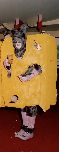 Maus in der Falle

Rosenmontag 1994: Gegen 9 Uhr stand Dieter Fenger in seinem Kostüm „Maus im Käse“ an der KVB-Haltestelle in Brühl-Nord, um zum Rosenmontagszug nach Kölle zu fahren. „Die Bahn hielt, ich stieg ein und hing mit meinem Käse fest, da der Einstieg der alten KVB-Bahn noch einen Mittelpfosten hatte. Die Tür konnte nicht schließen, die Bahn stand, weil die Maus im Käse sie blockierte“, erinnert sich der Brühler an diesen besonderen Rosenmontag. Der Fahrer habe das 
Malörchen gesehen, sei ausgestiegen und habe den Käse von hinten in die Bahn gedrückt, wo  die „Maus im Käse“ auf allen Vieren wie ein Maikäfer landete. „Das Gelächter der Mitfahrenden war mir sicher. Das fing ja gut an. Nun, der Rosenmontag in Kölle war gerettet und die Idee für mein nächstes Kostüm geboren „Maus in der Falle“, schreibt Dieter Fenger. | Foto: Fenger