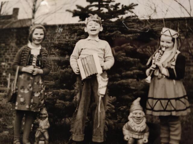 Kindheitserinnerung

Elsdorf Alaaf! Hanne Fentner hat uns ein Foto von Weiberfastnacht, Ende der 50er Anfang der 60er Jahre, geschickt - mit ihren Nachbarskindern: „Ich wohne immer noch in Elsdorf und finde es schade, dass ich dieses Jahr wieder kein neues Kostüm brauche, denn kostümieren war schon immer mein Ding, auch jetzt noch mit 70. Damals wurden die Kostüme alle von meiner Mutter geschneidert und waren Unikate oder man nahm alte Klamotten von der Oma“, schreibt sie. | Foto: Fentner