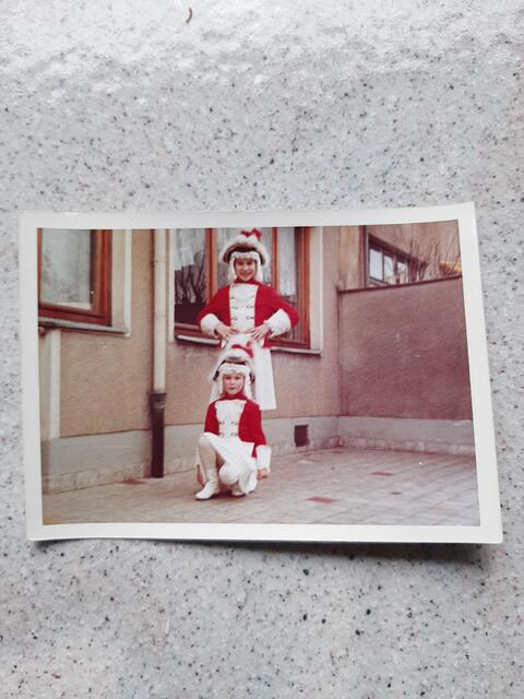 Dank an die beste Oma der Welt

„Hallo ihr Jecken“, schreibt Lydia Norff aus Kerpen, „dieses Foto ist genau 50 Jahre her. Meine kleine Schwester und ich haben zwei Jahre unserer Großmutter in den Ohren gelegen: Oma wir wären so gerne mal Funkemariechen. Einige Tränen sind vergossen worden. Irgendwann hatte Oma Mitleid mit uns, gespart und hat uns unseren Traum erfüllt. Wir haben kräftig die Beinchen geschwungen und den Spagat geübt. Oma war begeistert. Wir haben heute noch Tränen in den Augen wenn wir an diese Zeit zurück denken. In Erinnerung an die beste Großmutter der Welt.“  | Foto: Norff