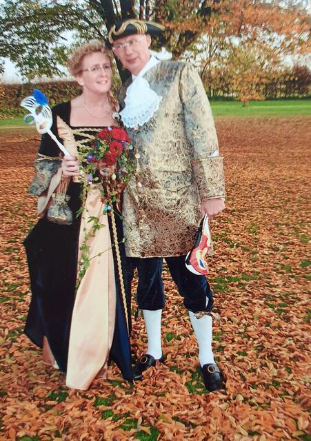 Die schönste Party

„Unsere schönste und ereignisreichste Party haben wir am 11.11.2011 gefeiert - anlässlich unserer Hochzeit. Alle Gäste sind in Kostümen erschienen. Die Fidele Brühler Falkenjäger Kinder und eine Abordnung der Appelsine Funken aus Hemmerich sind aufgetreten. Gäste aus Thüringen kamen als Winzer verkleidet mit einer Gießkanne voller selbstgemachtem Schnaps. Die Trauzeugen haben, entsprechend dem Motto, eine Gondel gebaut und unsere Kellner waren als Gondoliere verkleidet. Gerne denken wir an diesen Tag zurück“, berichten uns Christa und Willy Klein aus Brühl. | Foto: Klein