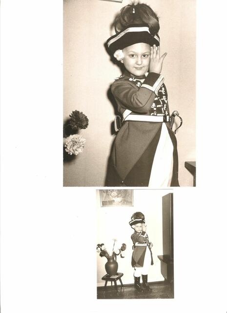 Der kleine Willi an der Spitze des Corps

Ganz tief hat Willi Gellert aus Kerpen für uns in die Fotokiste gegriffen und Fotos geschickt, die ihn 1960 als vierjährigen Jungen in einer Uniform der Altstädter Köln von 1922 zeigen. „Leider habe ich diese Fotos nur in schwarz-weiß, sodass man leider nicht die herrlichen grün-roten Farben der Uniform erkennen kann“, bedauert Gellert. „Mein Großvater war Schneidermeister und hat bis 1971 alle Uniformen und Litewkas der Altstädter Köln 1922  hergestellt. Jeweils ab September lagerten bei meinem Großvater die grünen und die roten Stoffballen, die vom damaligen Präsidenten des Traditionskorps, Fritz Figge, mit seiner Isetta eigenhändig angeliefert wurden“, erinnert sich der Kerpener. „Ich war natürlich stolz, die prächtige Uniform der Altstädter bereits ab meinem vierten Lebensjahr tragen zu dürfen. Ganz besonders erinnere ich mich an die Karnevalssonntage. Immer an diesen Sonntagen vor Rosenmontag, veranstalteten die Altstädter im ehemaligen Börsensaal der Industrie- und Handelskammer Köln ihre traditionelle Fremdensitzung. Da diese Karnevalssitzung bereits um 17 Uhr begann, durfte ich schon in meinen ganz jungen Jahren an der Spitze des stolzen Altstädtercorps mit auf die Bühne aufziehen. Ich glaube, es verwundert niemanden, dass noch heute die Farben rot und grün meine Lieblingsfarben sind.“ | Foto: Gellert