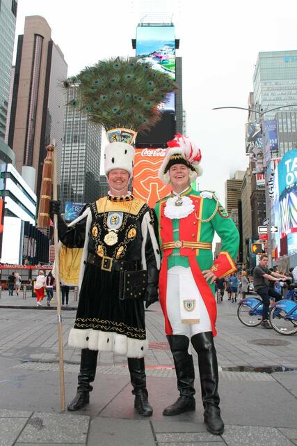 New York Alaaf!

Bauer Andi auf dem Times Square in New York: Der Bergheimer Andreas Jeglinski war 2018 Mitglied des Bergheimer Dreigestirns. Die Bergheimer Torwache und das Trifolium waren seinerzeit Teilnehmer der Steubenparade, die die 5th Avenue am Central Park entlang zieht. Auf dem Foto ist er mit seinem Sohn zu sehen.  | Foto: Zielinski