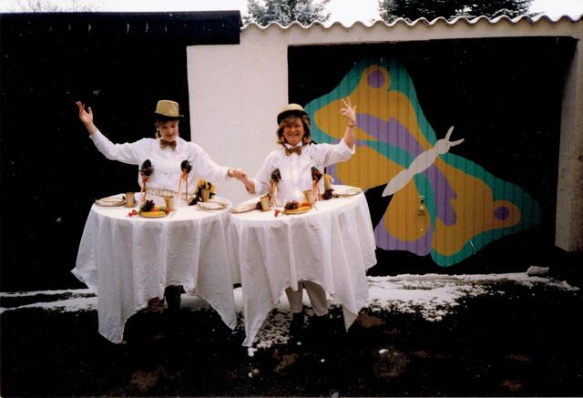 Einmal Tisch zu sein

„Meine Freundin und ich haben 1996 im Liblarer Karneval als „Tisch“ mitgefeiert. Dazumal wurde noch am Karnevalsdienstag in der Liblarer Aula gefeiert. Desto  später es wurde, haben einige Karnevalisten ihre Kölschgläser auf unseren Tischen abgestellt und waren überrascht, dass der Tisch sich plötzlich bewegte und das leckere Kölsch runterfiel. Auch der Toilettengang war ein lustiger Akt. Freiwillige mussten anpacken“, erinnert sich Alice Kreher an die Kostümierung mit Freundin Beate Gast.
 | Foto: Kreher