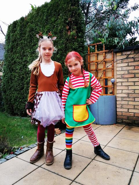 Karnevalsschnitzeljagd

Das Bild mit dem süßen Rehkitz (Louisa, 9 Jahre) und der frechen Pippi Langstrumpf (Emma, 6 Jahre) stammt aus dem Corona-Lockdown vom Jahr 2021. „Leider war es letztes Jahr aufgrund vom Corona-Lockdown nicht möglich, Karneval mit Familie und Freunden zu feiern. Meine Kinder waren sehr traurig darüber. Also habe ich beschlossen, zuhause eine Karnevalsschnitzeljagd mit anschließender Familienkarnevalsparty zu feiern. Die Kinder haben sich verkleidet und mussten in ihren Kostümen durch unser Viertel (Krankenhaussiedlung in Frechen) mit dem Roller fahren und dort den Hinweisen zum Karnevalsschatz folgen. Dabei mussten sie verschiedene Aufgabe erfüllen, beispielsweise Karnevalsdekorationen in unserem Viertel fotografieren, und haben dann tatsächlich am Ende einen kleinen Karnevalsschatz gefunden, mit Kamelle und Spielsachen. Anschließend gab es noch eine kleine Karnevalsfeier im Wohnzimmer mit kölscher Musik und viel Spaß“, erzählt Natalija Wagner aus Frechen. | Foto: Wagner