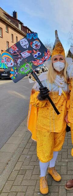Wagen im Kleinformat

2021, der Zuckerwürfelzug in Elsdorf fällt wegen Corona aus. Das hat die Gruppe „Fleischlose“ aus Elsdorf zum Anlass genommen, den geplanten Großwagen in Kleinformat zu bauen (siehe nächstes Bild). „Um die Coronazeit zu Hause zu überbrücken, hat unser Freund Hermann Hennig einen wunderschönen Kleinwagen gebaut. Mit diesem ist dann die ganze Gruppe am Karnevalssonntag mit Abstand und Maske, durch Elsdorf „spaziert". Gezogen durch einen Trettraktor von unserem Nachwuchs Jona. Ein bisschen Spaß musste sein“, schreibt Marlies Knott. | Foto: Fleischlose