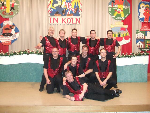 Übermütige Rasselbande

Auf unseren Aufruf hin hat sich das  Männerballett „De Zollstöckcher“, das 1998 gegründet wurde, mit einem Erinnerungsfoto gemeldet. In der Karnevalssession 2012 hatten die Herren ihre letzten Auftritte. „Wir, das sind Bernd 1, Bernd 2, Bodo, Klaus, Lemmi, Martin, Peter, Stephan, Thomas und Willi. Der Name beruht darauf, dass wir unser Männerballett in Köln–Zollstock gegründet haben. Die Mitglieder stammen aus Hürth, Kerpen, Köln und Wesseling. Wir sind auf Karnevalssitzungen und –bällen in Hürth, Köln, Leverkusen und Wesseling aufgetreten und haben sowohl zu Karnevalsliedern als auch zu internationalen Hits in unterschiedlichen Kostümen getanzt. Wir haben jedes Jahr ein neues Programm präsentiert und wurden von einer erfahrenen Choreografin trainiert, die uns Rasselbande während unserer wöchentlichen Trainings auch schon Mal zur Konzentration aufrufen musste, wenn uns der Übermut gepackt hatte“, schreibt Willi Gellert aus Kerpen. | Foto: Zollstöckcher