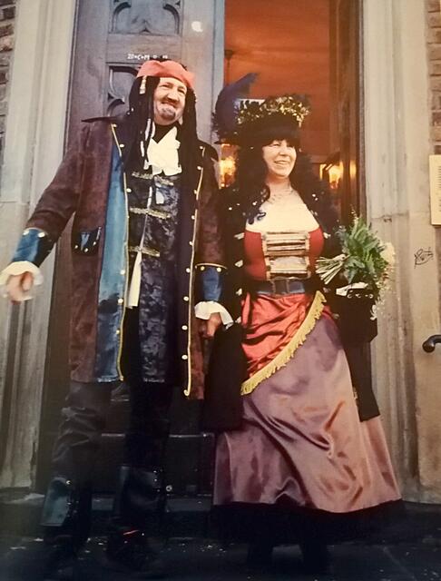 Fortsetzung Hochzeit im Kostüm

In der Tat haben die beiden das dann in ihrem Piratenkostüm am 14. Februar 2015, am Valentinstag, in Erftstadt-Lechenich besiegelt. Die Gäste, rund 160 Leute, waren alle im Kostüm dabei. „Schöner kann man diesen Tag kaum gestalten." | Foto: Reifferscheidt