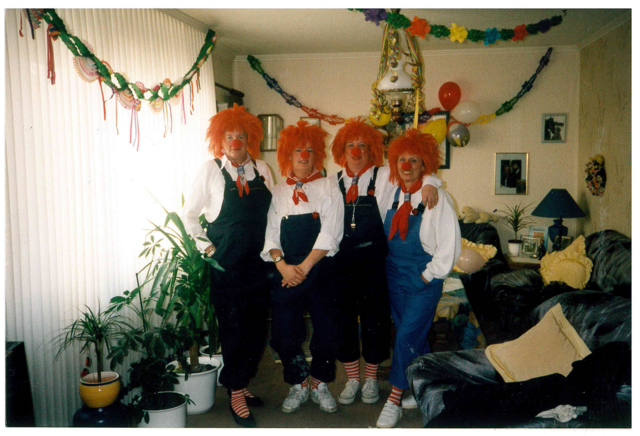 Der Immi und die Blootwoosch

„Rheinbach im Jahre 1997 (Weibertag): Wie in jedem Jahr trafen wir (vier Mädels) uns bei einer Freundin. Unser Kostüm kostete nicht viel: Wir brauchten eine blaue Latzhose, weiße Bluse, rote Perücke und eine rote Nase. Wir waren „Tünnes us Kölle“. Nach der Stärkung mit Brötchen und Bier oder Sekt gingen wir auf die Piste. Vor 25 Jahren wurde noch Karneval in allen Kneipen gefeiert. In der kleinsten Kneipe von Rheinbach hatten wir viel Spaß. Beim singen und schunkeln trafen wir unseren neuen Stadtdirektor. Da er neu in Rheinbach war, und kein Rheinländer, versuchten wir ihm im Schnellkurs das Lied „Sag ens Blootwoosch“ (von Jupp Schlösser, Anm. d. Red.) beizubringen. Nach dem einen oder anderen Bier konnte er einige Worte schon sagen, aber es hörte sich nicht ganz so toll an. Ab diesem Moment schloss er sich uns an und wir zogen von Kneipe zu Kneipe. Wir hatten viel Spaß, was er auch feststellen musste. Mit unserem Kostüm, was toll wirkte, fühlten wir uns toll. Besonders an der Seite von unserem Stadtdirektor. Nach Karneval kauften wir ein Wörterbuch op Kölsch, unterschrieben alle vier und bedanken uns für den schönen Nachmittag. Ob er in dem Wörterbuch das eine oder andere Wort gelernt hat, wir wissen es bis heute nicht. Wir fanden, dass es mit der schönste Karneval war, den wir erleben durften. Durch die Corona-Pandemie ist heute vieles anders. Wenn es mal wieder klappt, es wird nie mehr so sein, wie es früher war. Danke an die alte Zeit. Bleiben Sie alle gesund!“
Annelore Kerzmann | Foto: Kerzmann
