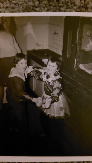 Ein Tänzchen mit der Freundin

„Anbei ein altes Foto aus dem Jahr 1964, aufgenommen in unserer Wohnküche im Rosental in Bonn. Ein Karnevalstänzchen mit meiner lieben Freundin Renate, die ich tatsächlich vor einigen Wochen nach mehr als einem halben Jahrhundert wiedergefunden habe. Wir haben uns gemeinsam sehr über das alte Foto, auf dem wir 10 Jahre alt sind, gefreut!“ 
Herzliche Grüße
Jutta Moritz
 | Foto: Moritz