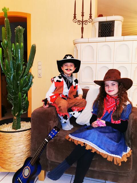 Wohnzimmer-Saloon

Corona-Cowboys: Powern statt Versauern - so hieß die Devise der beiden Geschwister Lara und Timo Krauß aus Obergartzem im letzten Jahr. Zwar wurde nur im heimischen Wohnzimmer-Saloon und in der Schul-Range zu lauter Karnevalsmusik getanzt und gesungen statt „on the road“ mit hunderten anderen Jecken. Trotz allem kam der Spaßfaktor nicht zu kurz. „Wir wünschen eine schöne, wenn auch wieder etwas andere „jecke“ Zeit!“, grüßen die Cowboys unsere Leser. | Foto: Krauß
