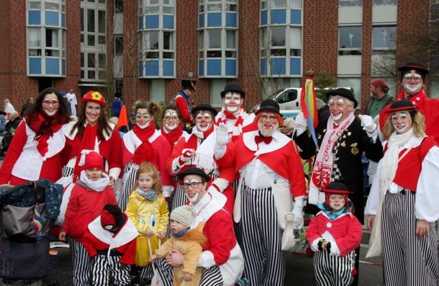 Clowns in 4. Generation

Die Clowns sind seit fast 60 Jahren fester Bestandteil des Mechernicher Karnevals, und das bereits in der 4. Generation. Seit Anfang der 60er Jahre nahmen die Familien Bernd Richartz und Toni Poth als Clowns in den Kindersitzungen und an den Karnevalszügen (2015 bereits zum 55. mal) in Mechernich teil. Im Laufe der Jahre vergrößerte sich die Clown-Gruppe im Zug durch Freunde, Bekannte und nicht zuletzt durch Familienzuwachs. Leider konnte die Gruppe das letzte Mal 2019 (Foto) am Umzug teilnehmen. Seither gab es Absagen wegen Sturm und Corona. „Wir alle hoffen, dass in 2023 endlich wieder ein Karnevalszug in Mechernich stattfindet und man wieder unbeschwert Karneval feiern kann“, wünscht sich Hans-Joachim Gerlitz aus Mechernich. | Foto: Gerlitz