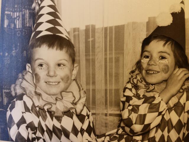 Schminke aus Zahnpasta

„1963 - mein Bruder und ich in selbstgenähten Kostümen mit selbstgemachter Schminke: Das Weiße ist ZAHNPASTA und brannte fürchterlich in den Augen! (Er konnte sich erfolgreich dagegen wehren.)“
Alaaf aus Duisdorf
Susanne Nitsche
 | Foto: Nitsche