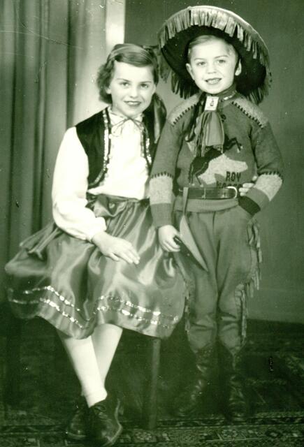 Stolzer Cowboy

„Das Foto entstand Anfang der 1950er Jahre. Auf dem Bild sind meine Schwester und ich zu sehen. Kostüme wurden in dieser Zeit nicht gekauft, sondern selbst von meiner Mutter geschneidert wie das Kostüm meiner Schwester, die als Sinti verkleidet ging, während mein Cowboy-Outfit aus einem von den Amerikanern abgelegten Pullover mit der Aufschrift Roy Rogers und Stiefeln bestand, Die roten Fransen wurden auf die normale Hose einfach aufgenäht und nach Karneval wieder abgetrennt. Auch wenn das Geld knapp war – meine Eltern wollten das unbedingt als Erinnerung festhalten und wir mussten deshalb zum Fotograf gehen.“
Mit freundlichen Grüßen
Dr. Walter Töpner
 | Foto: Dr. Töpner