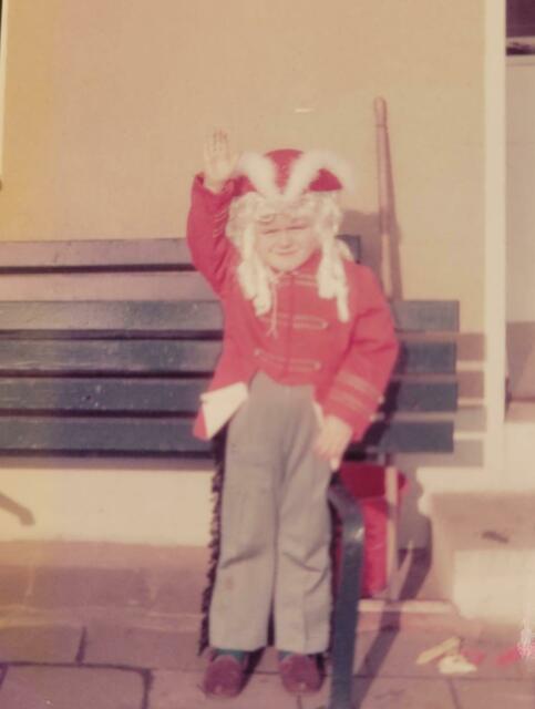 Funkemariechen

„Seit ich denken kann, bin ich mit dem Karnevalsvirus infiziert. Deswegen war es für mich als damals Vierjähriger 1975 das Größte, mein Cowboy-Kostüm mit meiner fast gleichaltrigen Tante gegen ihre Funkemariechen-Uniform tauschen zu können, zumindest obenrum - aber... | Foto: Berghoff
