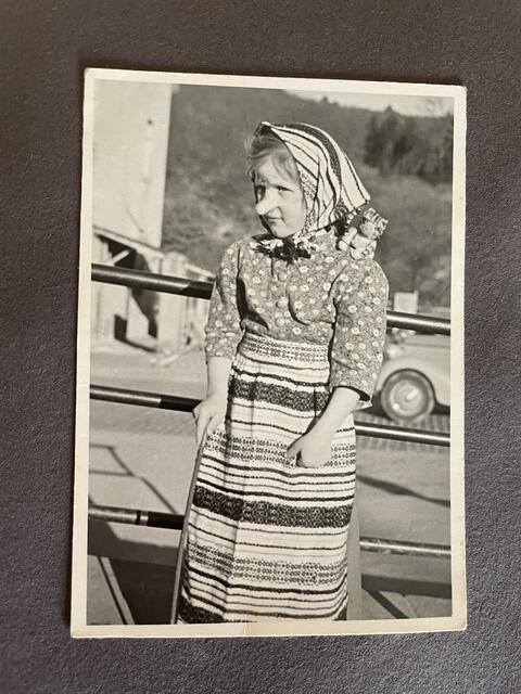 Bange Hexe

1958 fand in Münstereifel, damals noch ohne „Bad“, ein Preiskostümball für Kinder statt. „Ich war sechs Jahre alt und wurde als Hexe verkleidet. Rock und Kopftuch waren von meiner Mutter selbst gewebt worden. Auf dem Kostümball bekam ich einen Preis und sollte diesen alleine (!) auf der Bühne abholen. Da ich aber eine sehr bange „Hexe“ war, traute ich mich nicht. Und so bekam ich keinen Preis. Wie gemein!“, erinnert sich Gisela Klinkhammer aus Nettersheim-Bouderath. Das Foto wurde in Münstereifel am Bahnhof aufgenommen und das Kostüm kommt bei unserem Ball noch einmal zu Ehren. | Foto: Klinkhammer