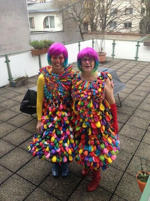 Viel mehr als 99 Luftballons!

„Wir – Maike Kraus (im Bild links) und Ute Kinnemann (im Bild rechts) – schneidern unsere Kostüme seit vielen Jahren selbst. Dieses Kostüm entstand 2018, wiegt über 3 kg und wir haben pro Kleid ca. 1.000 Luftballons verarbeitet. Die Herstellung ist die schönste Zeit, mit Schere, Nähgarn, Klebstoff und einem Gläschen Prosecco geht‘s gutgelaunt ans Werk. Bei diesem Kleid allerdings hatten wir zwischendurch schon das Gefühl es wird nie fertig. Aber dann: Der große Tag war gekommen, wir präsentierten unser Kostüm bei der Damensitzung Sankt Paulus und hatten ganz viel Spaß.“ 
Liebe Grüße
Ute Kinnemann
 | Foto: Kinnemann